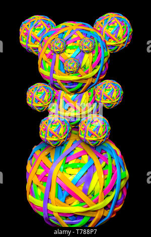 Niedlicher Teddybär aus hunderten von bunten Gummibändern, die auf einem Gummiball sitzen, auch aus Gummibändern auf schwarzem Hintergrund Stockfoto