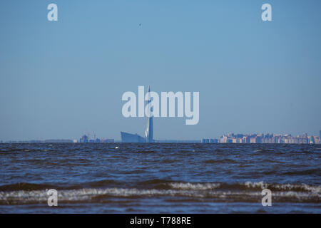 St. Petersburg/Russland - 28 April 2019: der Strand in Sankt-petersburg tercentenary Park gegen den Hintergrund von Gazprom Tower Stockfoto