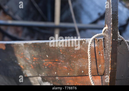 Handgefertigten Holz- Boot ist die Trocknung der Harz im Freien Stockfoto
