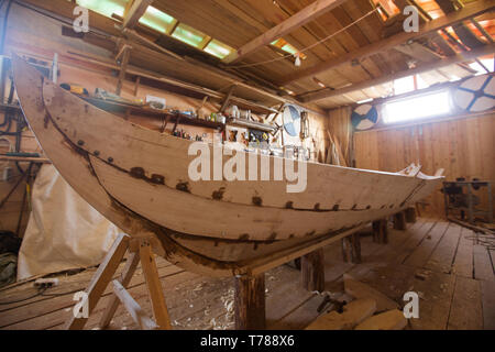 Handgefertigten Holz- Boot in der Scheune, Werk-Tools auf Hintergrund Stockfoto