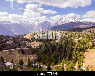 Velika Planina Almwiese, Luftaufnahme der schönen Natur an einem sonnigen Tag Stockfoto