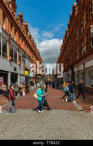 Reading, Berkshire, Großbritannien, England, 29. April 2019. Die Menschen sind zu Fuß durch Queen Victoria St. Stockfoto