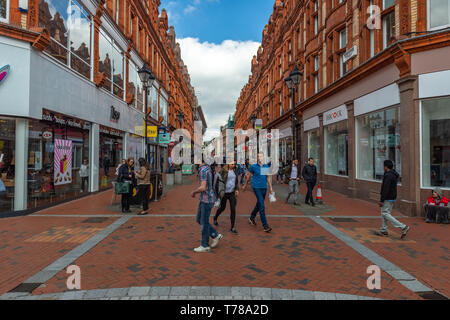 Reading, Berkshire, Großbritannien, England, 29. April 2019. Die Menschen sind zu Fuß durch Queen Victoria St. Stockfoto