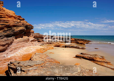 Indischen Ozean in der Nähe von Broome in Westaustralien. Schroffe Klippen entlang der Küste Stockfoto