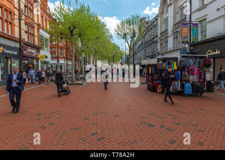 Reading, Berkshire, Großbritannien, England, 29. April 2019. Die Menschen sind zu Fuß durch die Broad Street. Stockfoto