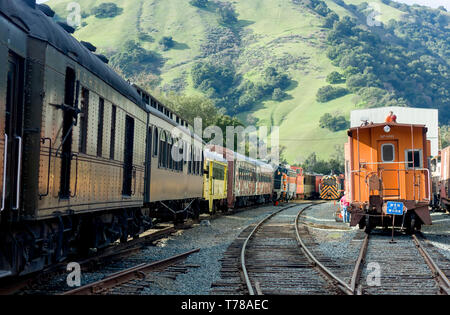 Niles Canyon Bahn hof, Niles, CA - 11 April, 2011: Niles Canyon Bahn hof ist eine private Sammlung von Züge und Waggons, die Wiederherstellen Stockfoto