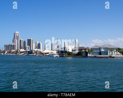 Häuser auf der Uferpromenade am Surfers Paradise an der Gold Coast Stockfoto