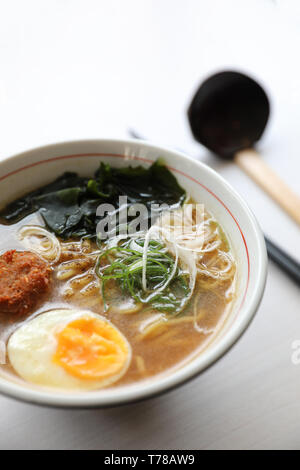 Ramen japanische Nudelsuppe essen mit Nudelsuppe Schweinefleisch Eier Algen Stockfoto