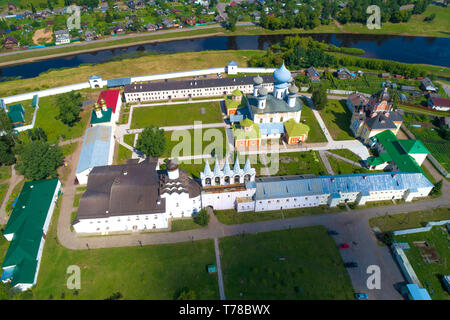 Ein Blick von der Höhe des Tempel des tichwin Annahme Kloster auf einem Juli Nachmittag (Luftaufnahmen). Tichwin, Russland Stockfoto