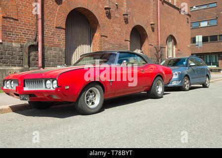 HELSINKI, Finnland - 11. JUNI 2017: American retro car Oldsmobile Cutlass Supreme Сonvertible auf einer Straße der Stadt an einem sonnigen Nachmittag Stockfoto