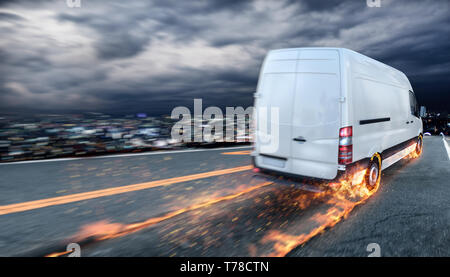 Super schnelle Lieferung von Paket Service mit Van mit Rädern in Brand. Stockfoto