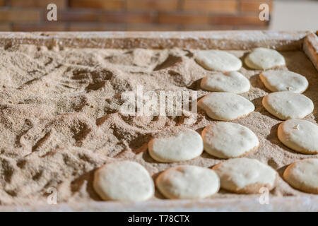 Raw Brot Kuchen. Die Vorbereitungen in der Küche für ein leckeres Essen. Stockfoto