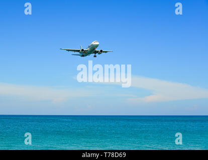 Phuket, Thailand - Apr 4, 2019. HS-PPH Bangkok Airways Airbus A320-Landung über dem Sandstrand in der Nähe von Flughafen Phuket (HKT). Stockfoto