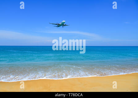 Phuket, Thailand - Apr 4, 2019. HS-TXJ thai Lächeln Airbus A320-Landung über dem Sandstrand in der Nähe von Flughafen Phuket (HKT). Stockfoto