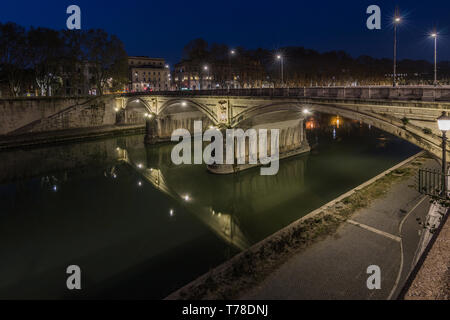 Oder Aurelius Brücke Ponte Sisto ist eine steinerne Straßenbrücke in der Altstadt von Rom über den Fluss Tiber in der Nacht mit Beleuchtung. Pfad auf dem riverban Stockfoto