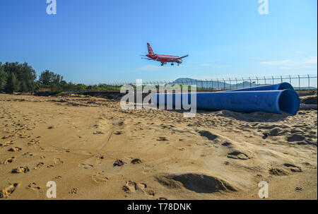 Phuket, Thailand - Apr 4, 2019. Thai AirAsia HS-ABK Airbus A320-Landung über dem Sandstrand in der Nähe von Flughafen Phuket (HKT). Stockfoto