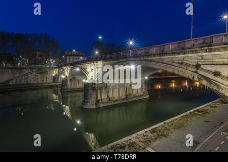 Oder Aurelius Brücke Ponte Sisto ist eine steinerne Straßenbrücke in der Altstadt von Rom über den Fluss Tiber in der Nacht mit Beleuchtung. Pfad auf dem riverban Stockfoto