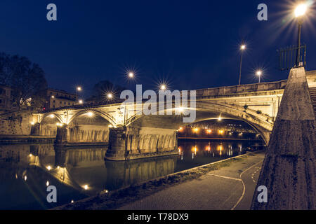 Ponte Sisto ist eine steinerne Straßenbrücke in der Altstadt von Rom über den Tiber in der Nacht mit Beleuchtung. Pfad am Ufer mit seitlichem Stockfoto