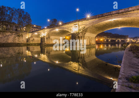 Brücke Ponte Sisto und Tiber in der Nacht am Ufer und unter der Brücke. Ein Stein Street Bridge im historischen Zentrum von Rom bei Nacht mit Il Stockfoto