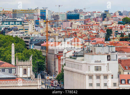 Aussicht auf die Dächer von Lissabon, Portugal vom Aufzug Santa Justa oder Santa nur einen Aufzug, die im Jahre 1902 erbaut war niedriger Straßen zu verbinden Stockfoto