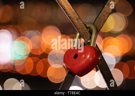 Herzförmige Vorhängeschloss am Zaun geschlossen Stockfoto