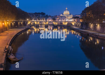 Tiber und St. Peters Basilika mit Aurelius Brücke oder Brücke Ponte Sisto an der blauen Stunde mit einem versunkenen Schiff am Ufer mit Beleuchtung. Steinbrücke über die Stockfoto