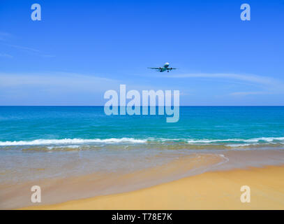 Phuket, Thailand - Apr 4, 2019. HS-PGV Bangkok Airways Airbus A320-Landung über dem Sandstrand in der Nähe von Flughafen Phuket (HKT). Stockfoto