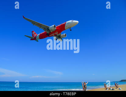 Phuket, Thailand - Apr 4, 2019. HS-BBM Thai AirAsia Airbus A320-Landung über dem Sandstrand in der Nähe von Flughafen Phuket (HKT). Stockfoto