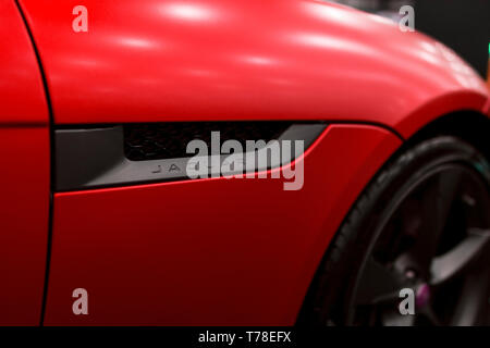 Sankt-Petersburg, Russland, 21. Juli 2017: Ansicht eines 2018 Jaguar F Typ 400 Sport Cabrio Logo. Auto außen Details. Foto bei Royal Auto Show J genommen Stockfoto