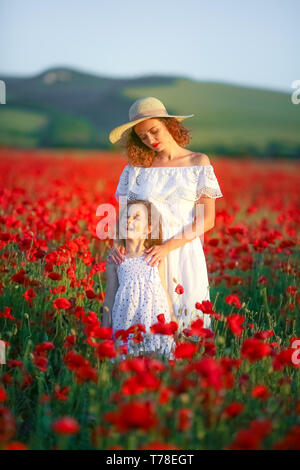 Mutter und Tochter im Mohnfeld Royalty Free Stock Images. Stockfoto