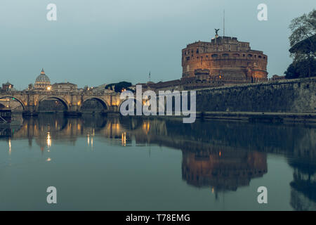 Tiber in Rom im Hintergrund St. Peters Dom bei Nacht. Aurelius Brücke über den Fluss mit Schloss Sant Angelo in der Abenddämmerung. Reflexionen im Wat Stockfoto