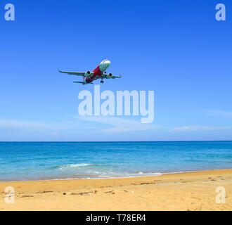 Phuket, Thailand - Apr 4, 2019. HS-BBM Thai AirAsia Airbus A320-Landung über dem Sandstrand in der Nähe von Flughafen Phuket (HKT). Stockfoto