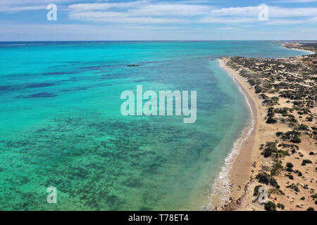 Das kristallklare Wasser des Indischen Ozeans in der Nähe von Coral Bay Luftaufnahme Stockfoto