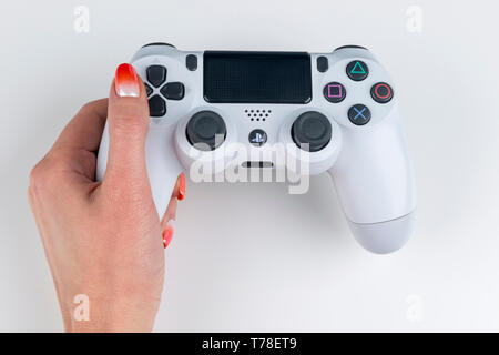 Sankt-Petersburg, Russland, 24. September 2017: Sony PlayStation 4 dualshock Game Controller in Gamer hand auf weißem Hintergrund Studio gedreht. Stockfoto