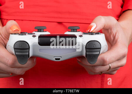 Sankt-Petersburg, Russland, 24. September 2017: Sony PlayStation 4 dualshock Game Controller in Gamer hand auf weißem Hintergrund Studio gedreht. Stockfoto