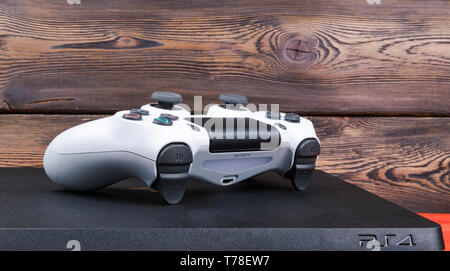 Sankt-Petersburg, Russland, 24. September 2017: Sony PlayStation 4 Slim 1 Tb Revision und dualshock Game Controller auf dem Holz Hintergrund Stockfoto