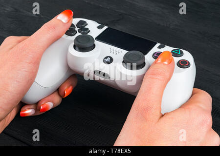 Sankt-Petersburg, Russland, 24. September 2017: Sony PlayStation 4 dualshock Game Controller in Gamer hand auf Holz Hintergrund Studio gedreht. Spiel consol Stockfoto