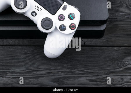 Sankt-Petersburg, Russland, 24. September 2017: Sony PlayStation 4 Slim 1 Tb Revision und dualshock Game Controller auf dem hölzernen Tisch Hintergrund. Home Stockfoto