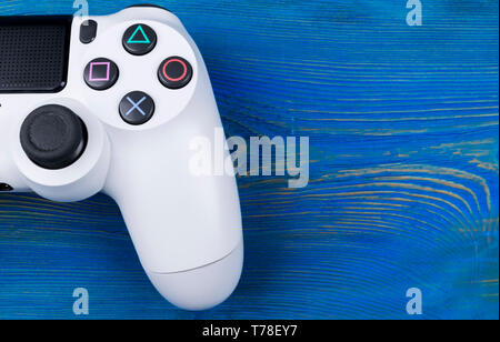 Sankt-Petersburg, Russland, 24. September 2017: Sony PlayStation 4 Slim 1 Tb Revision und dualshock Game Controller. Spiel Konsole mit einem Joystick. Home v Stockfoto