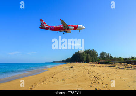 Phuket, Thailand - Apr 4, 2019. Thai AirAsia HS-ABK Airbus A320-Landung über dem Sandstrand in der Nähe von Flughafen Phuket (HKT). Stockfoto