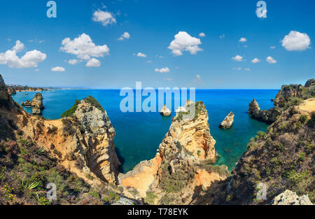 Ponta da Piedade (Gruppe von Felsformationen entlang der Küste von Lagos, Algarve, Portugal). Mehrere Schüsse stitch Panorama. Stockfoto