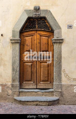 Bormio: Porta in Legno di Antica Casa Con stipite in Pietra. [ENG] Bormio: Altes Haus Holztür mit steinernen Pfosten. Stockfoto