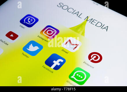 Sankt-Petersburg, Russland, Oktober, 2 2017: Apple iPad Pro mit Icons von Social Media auf dem Bildschirm. Tablet Computer life style. Starten social media App. Stockfoto