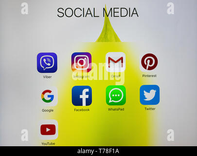 Sankt-Petersburg, Russland, Oktober, 2 2017: Apple iPad Pro mit Icons von Social Media auf dem Bildschirm. Tablet Computer life style. Starten social media App. Stockfoto
