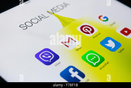 Sankt-Petersburg, Russland, Oktober, 2 2017: Apple iPad Pro mit Icons von Social Media auf dem Bildschirm. Tablet Computer life style. Starten social media App. Stockfoto