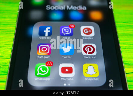 Sankt-Petersburg, Russland, Oktober 2, 2017: Iphone 7 plus mit Symbolen von Social Media auf dem Bildschirm. Smartphone life style. Starten social media App. Stockfoto