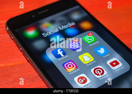 Sankt-Petersburg, Russland, Oktober 2, 2017: Iphone 6 plus mit Symbolen von Social Media auf dem Bildschirm. Smartphone life style-Smartphone. Starten social media Stockfoto