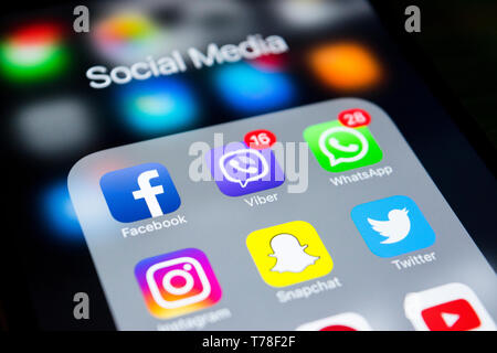Sankt-Petersburg, Russland, Oktober 2, 2017: Iphone 7 plus mit Symbolen von Social Media auf dem Bildschirm. Smartphone life style-Smartphone. Starten social media Stockfoto