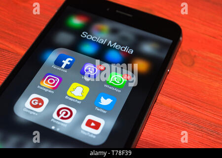 Sankt-Petersburg, Russland, Oktober 2, 2017: Iphone 7 plus mit Symbolen von Social Media auf dem Bildschirm rot Holztisch. Smartphone life style-Smartphone. S Stockfoto