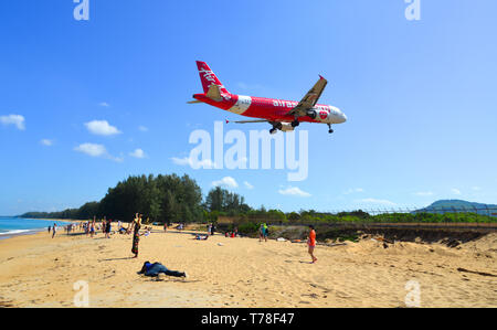 Phuket, Thailand - Apr 4, 2019. Thai AirAsia HS-ABQ (Airbus A320) Landung über dem Sandstrand in der Nähe von Flughafen Phuket (HKT). Stockfoto